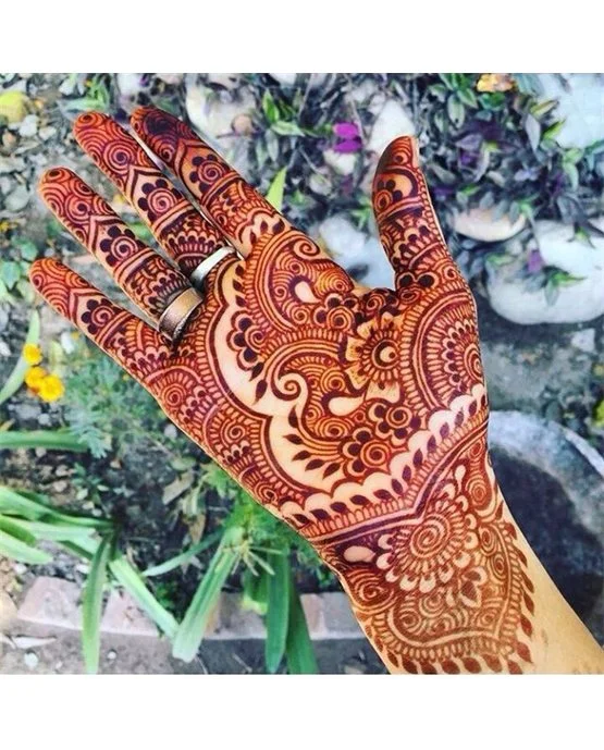 Vibrant Spread Using Overlay Front Hand Mehndi Design